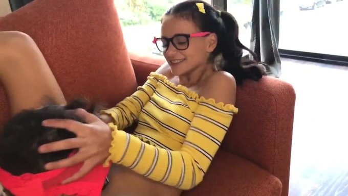 Yaramaz Üniversiteli Kate Rich, Bir Erkek Tarafından Amını Yalatıyor