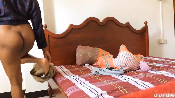 Genç Bir Sinhala Çiftiyle Sakso Ve Anal Seks