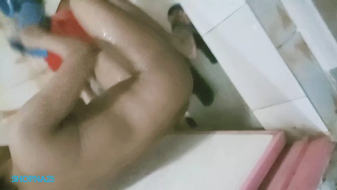 Banyo Güzeli: 18 Yaşındaki Ateşli Bir Sıcak Duş