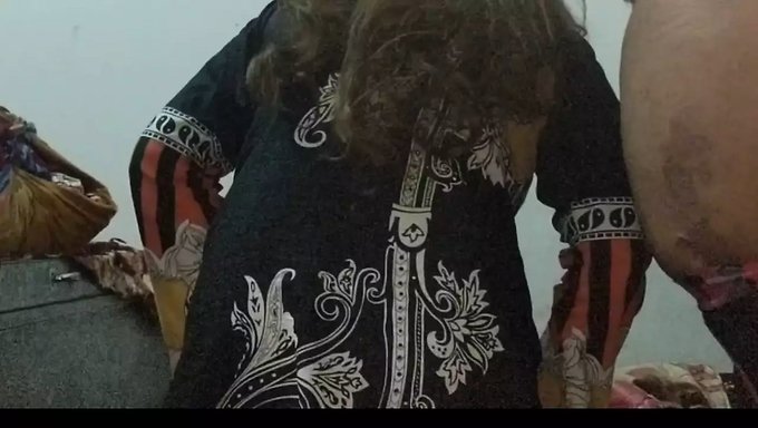 Genç (18+) Hintli (Bengali) Kız Büyük Bir Yarak Tarafından Götünden Sikişiyor