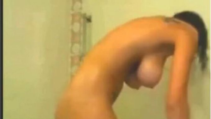 Amatör Göğüslü'Nün Solo Duşları