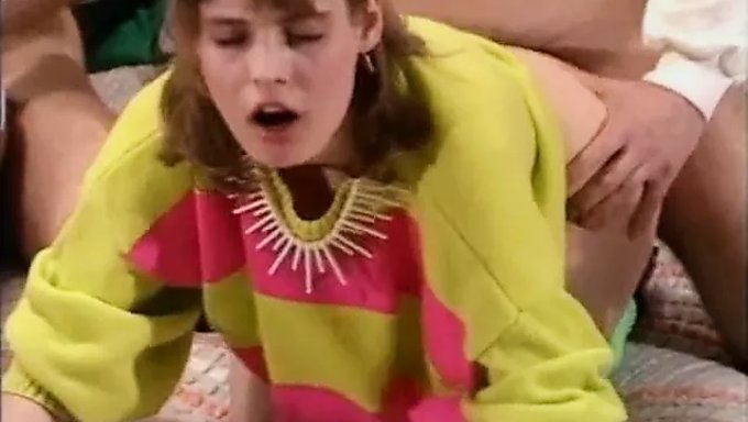 Büyük Göğüsler Ve Ağızda Boşalma: Vintage Porno Sahnesi