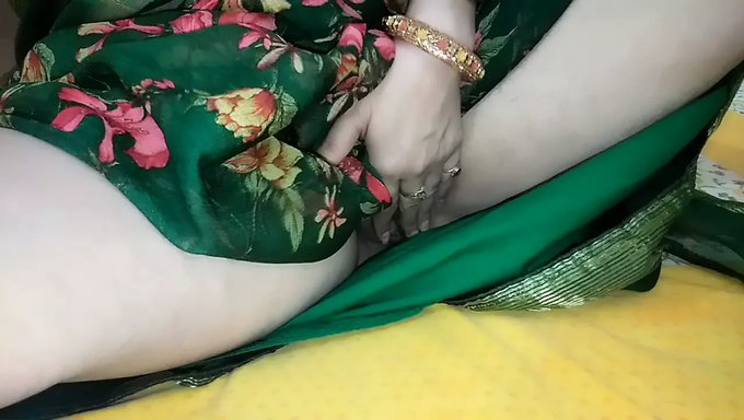 Desi Kız Ev Yapımı Masaj Videosunda Kıvrımlarını Ortaya Çıkarıyor