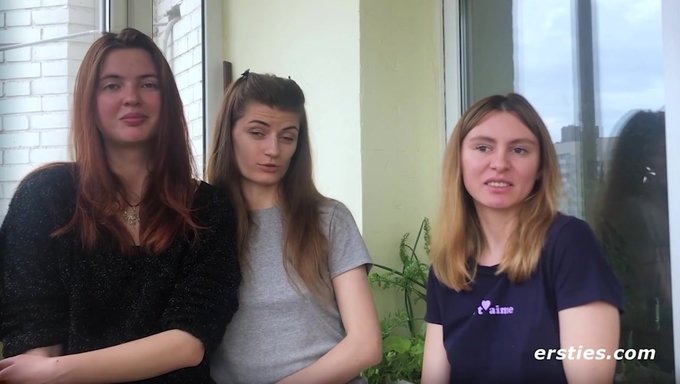 Doğal Büyük Göğüslü Üç Güzel Kız, Ateşli Lezbiyen Seks Yapıyor