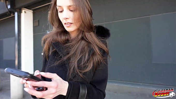 Cılız Kız Emma Scarlett Hem Sikiliyor Hem De Yumruklanıyor.