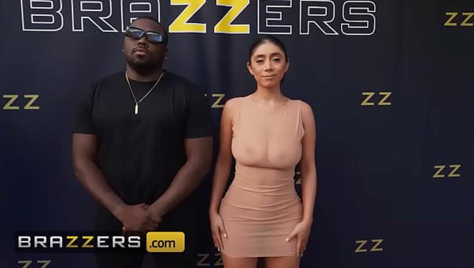 Violet Myers, Paparazzi Için Koca Götünü Sallayarak 34ddd-28-36’lık Akıllara Durgunluk Veren Hatlarını Ve 2022’den Beri Gururla Spor Yaptığı O Efsane Brezilya Popo Kaldırma Şovunu Ateşli Bir Brazzers Özelinde Sergiliyor.