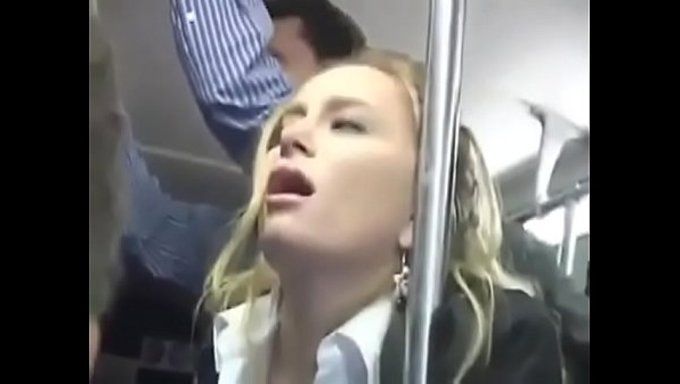 Sarışın Hatun Otobüste Tutkuyla Sikişiyor.
