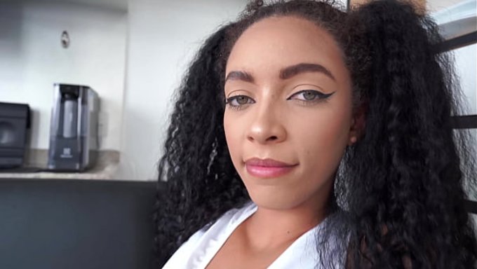 Incecik Genç Vitoria Slim, Kocaman Götü Ve Minik Memeleriyle Sert Bir Anal Sikişin Tadını Çıkarıyor.