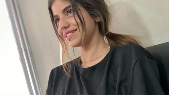 Andrea, Evde Yalnız Olmalarını Fırsat Bilip Fırsatı Kaçırmıyor.
