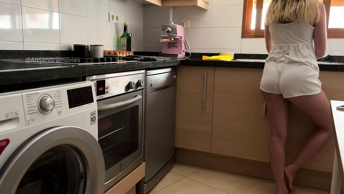 Üvey Babam Beni Mutfakta Yakaladı Ve Genç Amımı Okşamaya Başladı