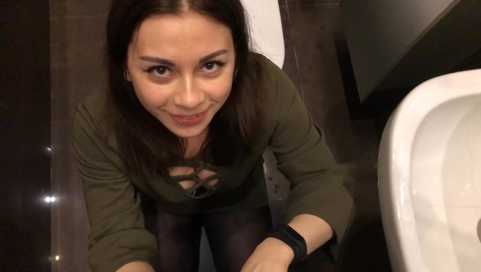 Amatör Kızın Yüzüne Halka Açık Boşalma