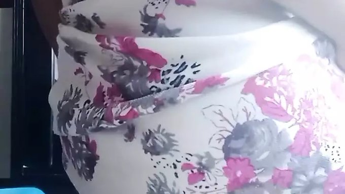 Olgun Milf, Glory Hole'Da Vahşi Bir Hal Alıyor