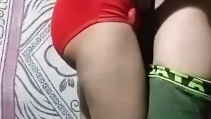 Hintli Karı Amatör Porno Yıldızıyla Paylaşıyor