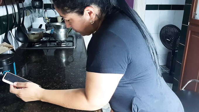 18 Yaşındaki Kolombiyalı Genç Mutfakta Tek Başına Oyunun Tadını Çıkarıyor