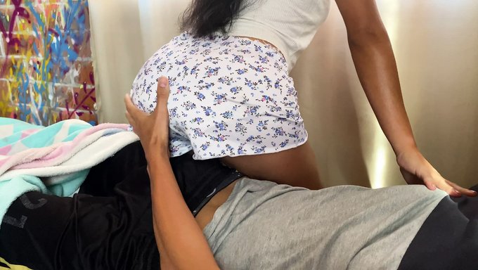 Harika Bir Popoya Sahip 18+ Kız, Arkadaşının Erkek Arkadaşını Kendisine Siktiriyor