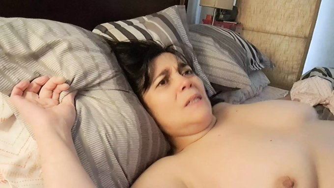 Büyük Göğüslü Latin Anne, Kocası Tarafından Sert Bir Şekilde Beceriliyor