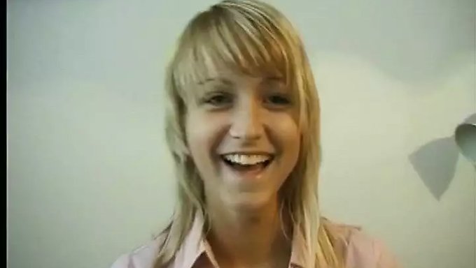 Çek Sarışın Sandra, Bahis Sırasında Pov Bir Sakso Alıyor