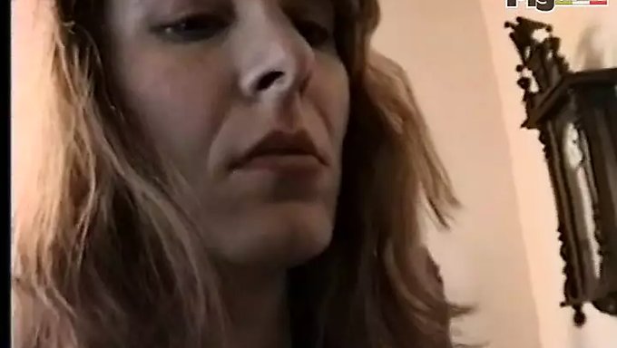 Yaramaz Milf, La Tettona Dal Pelo Folto'Da Parmaklanıyor Ve Sikişiyor