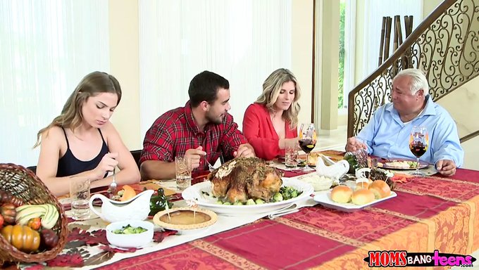 Aile Yemeği Sıcak Bir Karşılaşmaya Dönüşüyor - Üvey Anne Ve Genç Seks