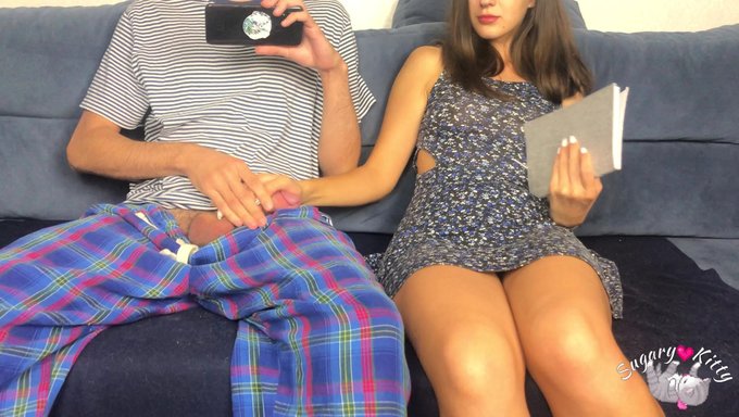 Üvey Kardeş Porno Izlerken Ikisi De Azıyor Ve Birbirlerine El Işi Yapıyor Ve Ikisi De Boşalıyor