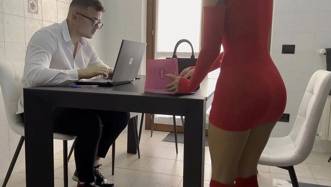 Sekreterimin Işteki Kışkırtıcı Kıyafeti Beklenmedik Bir Anal Karşılaşmaya Yol Açtı.