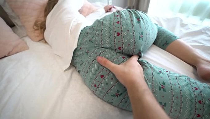 Adam, Ebeveynleri Yokken Üvey Kız Kardeşinin Amına Boşalıyor.