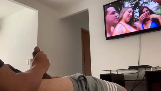 Evde Yalnız Olduğumu Sanıyordum Ama Üvey Annem Beni Mastürbasyon Yaparken Gizlice Izliyordu.