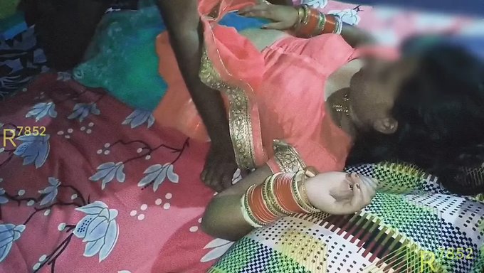 Desi (Hintli) Milf'In Hint Konuşmasıyla Ev Yapımı Videosu