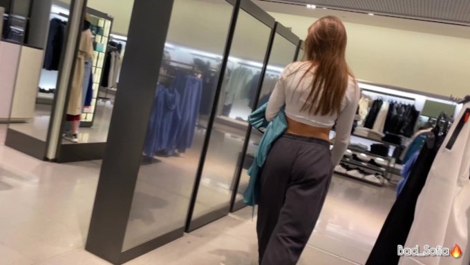 Genç (18+), Kalabalık Soyunma Odasında Büyük Bir Yarrağa El Işi Yapıyor