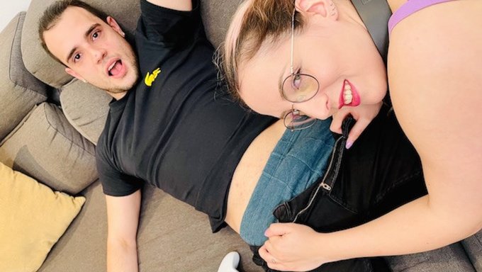 Liz Rainbow'Un Çalışma Arası, Bu Genç (18+) Videoda Büyük Bir Boşalma Ile Sona Eriyor