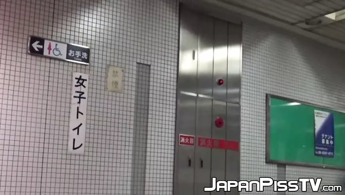Japon Kadınlar Umumi Tuvalette Idrar Yapıyor, Kaydedildi
