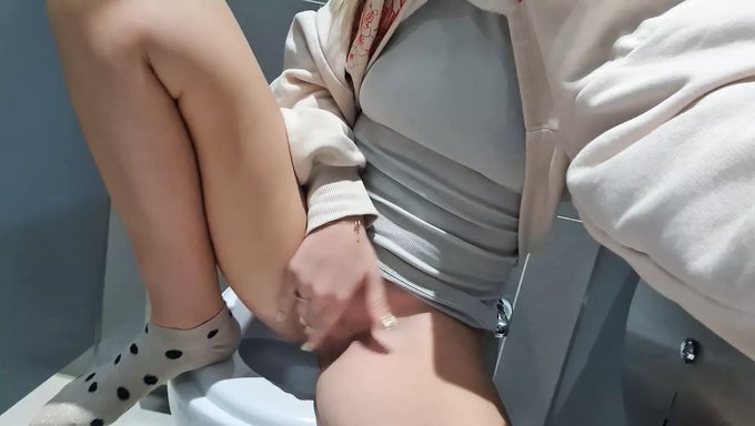 Genç Kız Halka Açık Tuvalette Mastürbasyon Yapıyor