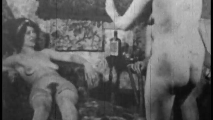 Yaşlı Siyah Kadınlar Klasik Üçlüde Mastürbasyon Yapıyor