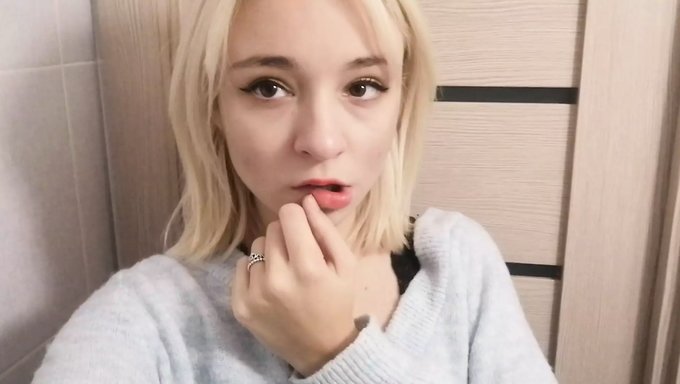 Rus Öğrencinin Ev Yapımı Striptiz Videosu