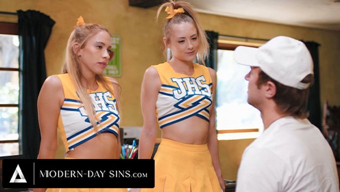 Genç Cheerleaderlar Gerçek Bir Oral Seansda Büyük Bir Yük Paylaşıyorlar