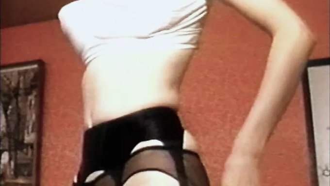 Büyük Göğüslü Ve Çoraplı Retro Bir Striptiz