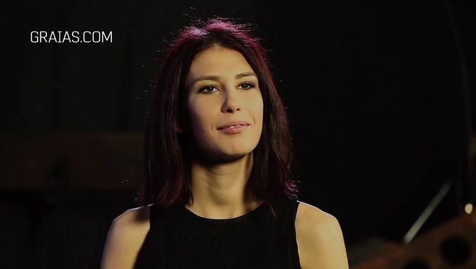 Kızıl Saçlı Kadının Kalçalarına Sert Bir Şekilde Vuruş