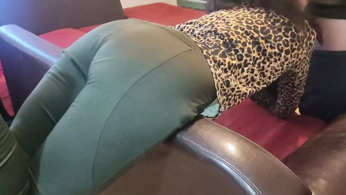 Göğüslü Ev Kadını Mutfakta Anal Alır Ve Içine Boşalır