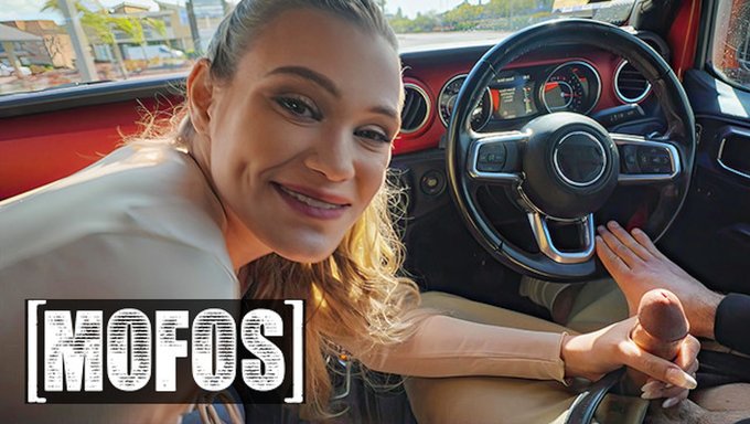 Chloe Rose'Un Araba Ortamında Tutkulu Oral Becerileri