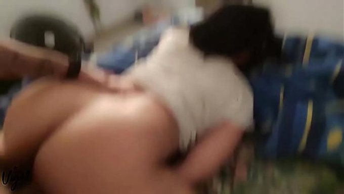 Komşum Tam Bir Orospu, Onu Ailesinin Yatağında Sikerken Izle!