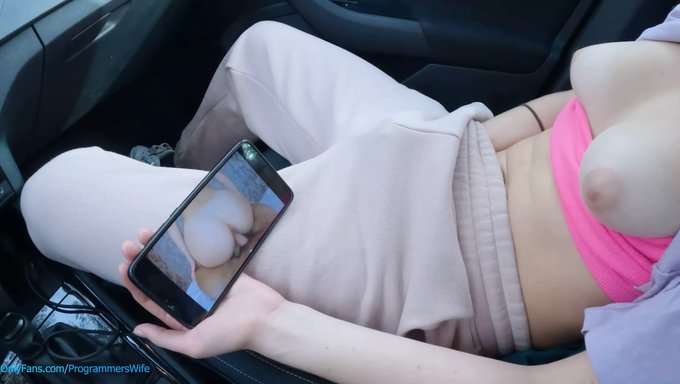 Büyük Göğüslü Genç, Halka Açık Otoparkta Hd Video Içinde Mastürbasyon Yapıyor