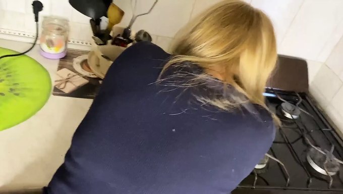 Amatör Genç Kız Mutfakta Poposunu Siktiriyor