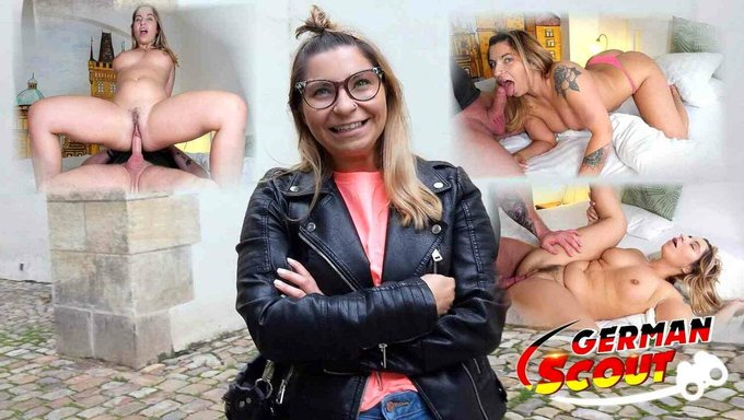 Göğüslü Kız Vivenne Pickens Doğal Göğüslerini Ve Poposunu Siktiriyor