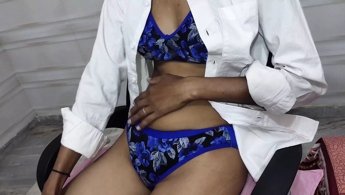 Seksi Bir Hint Hemşire, Doktor Kıyafetiyle Doğal Varlıklarını Sergiliyor.