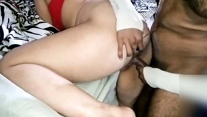 Hintli (18+) Genç, Olgun Bir Adam Tarafından Götünden Sikişiyor
