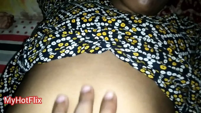 Dar Ve Parlak: Genç (18+) Ev Yapımı Videoda Mastürbasyon Yapıyor