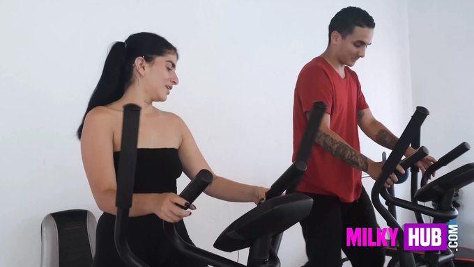 Bu Ev Yapımı Videoda Büyük Doğal Göğüsler Ve Büyük Bir Yarak Var