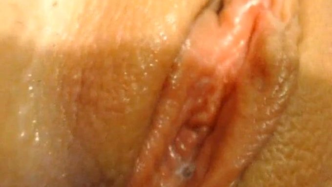 Dildo'Lu Kızlar: Amatör Bebek Kendini Tatmin Ediyor