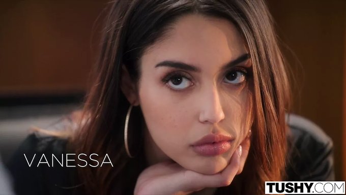 Vanessa'Nın Oliver Ile Baştan Çıkarıcı Ofis Buluşması Tutkulu Anal Seksle Sonuçlanıyor
