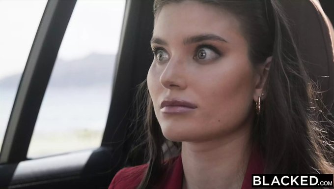 Stephany, Anal Ve Oral Seksle Büyük Bir Siyah Yarrağı Grup Seksin Tadını Çıkarıyor